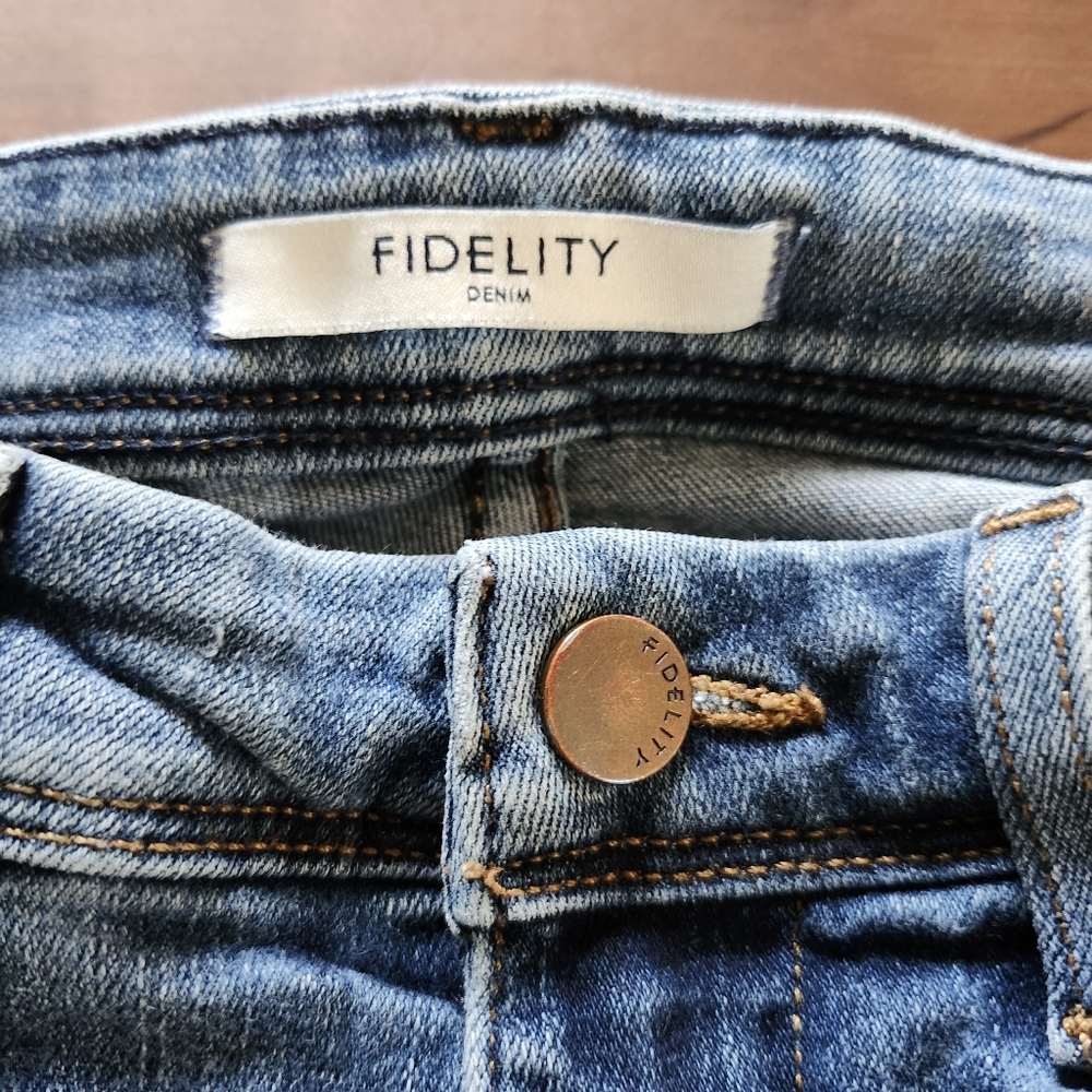 Fidelity Denim Women's Classic Blue Jeans. Size 26.